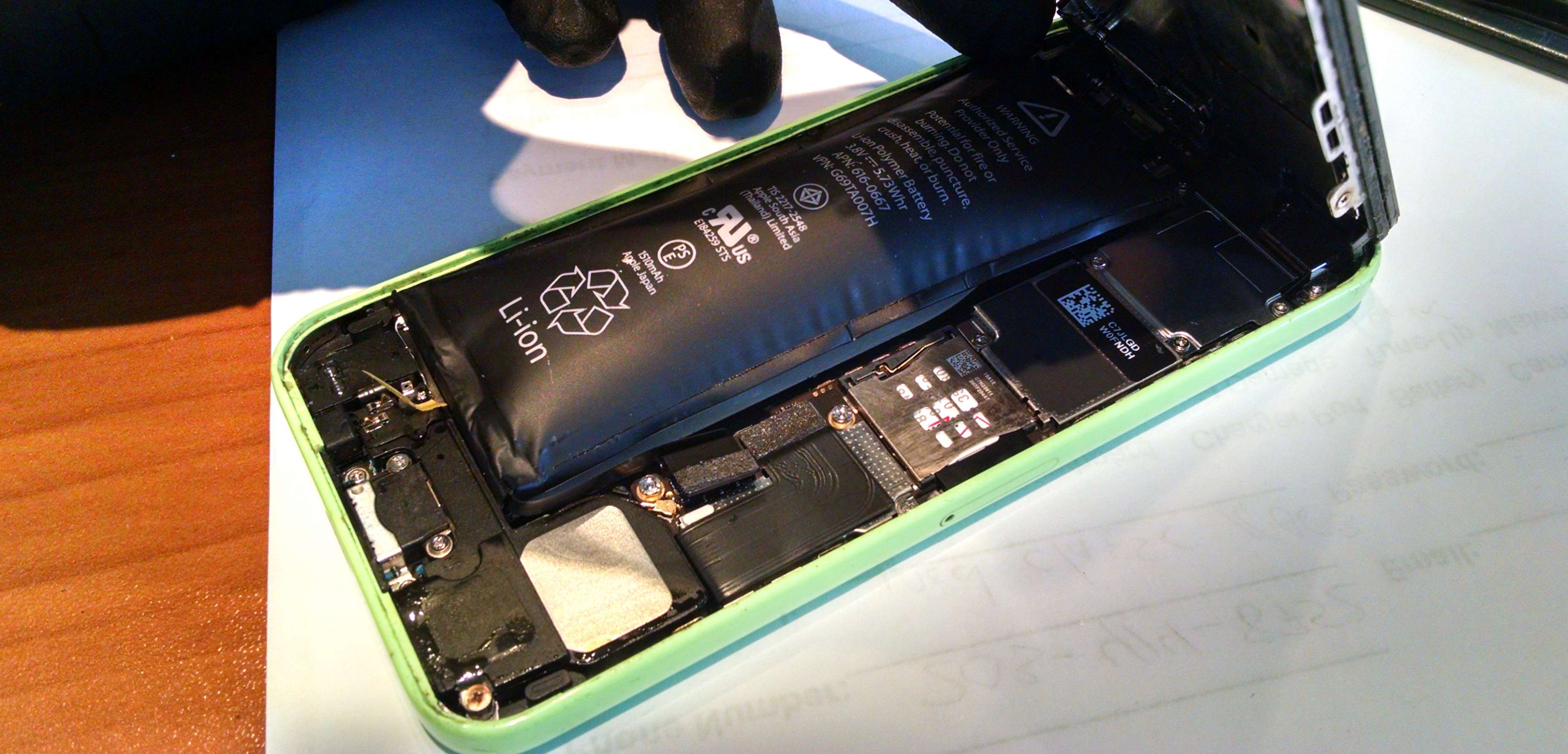 iPhone&#039;y zwalniają na starszych bateriach. Apple może zapłacić setki miliardów za postarzanie produktów