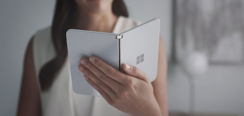 Microsoft Surface Duo wygląda świetnie. Składany smartfon odnaleziony w komunikacji miejskiej