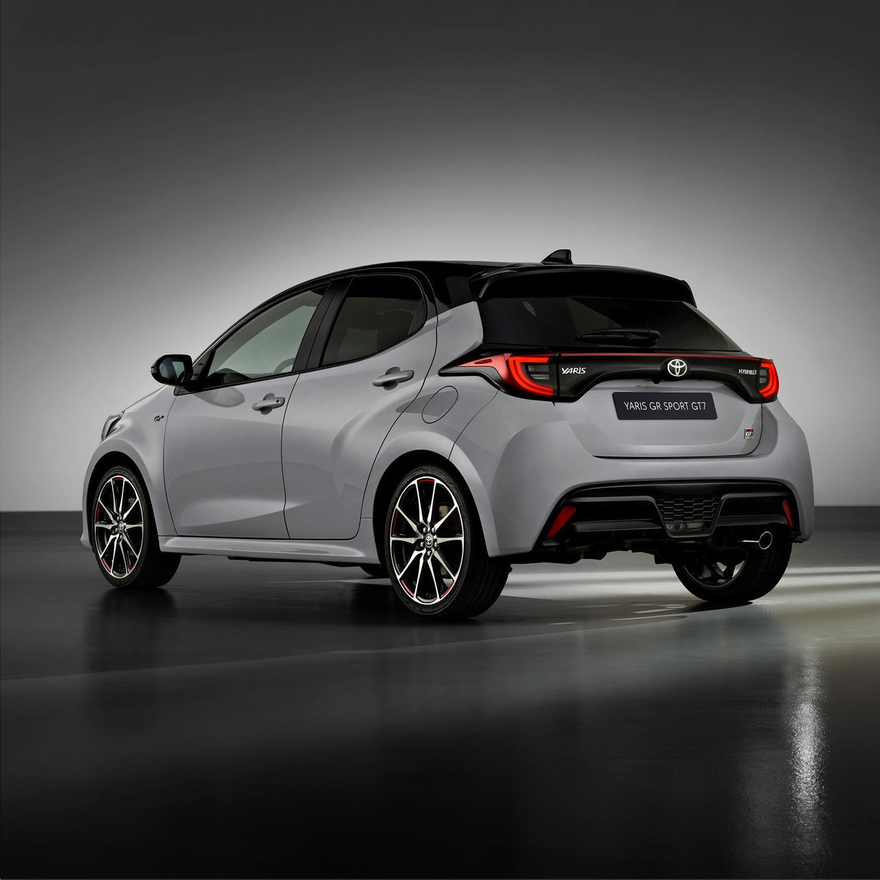 Toyota Yaris GR SPORT Electric Hybrid nosi nazwę GT7 Edition z tyłu