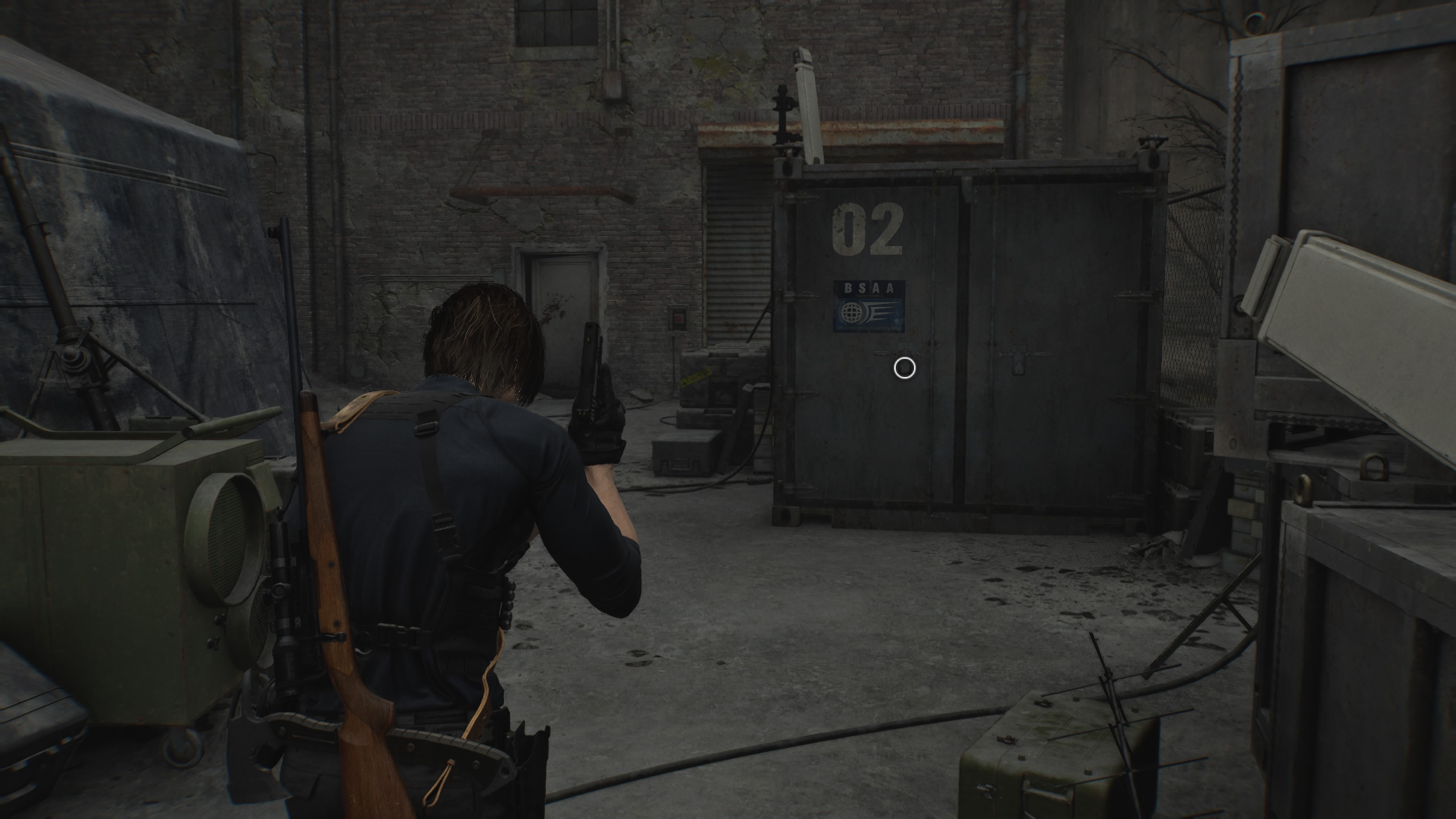 Resident Evil Requiem - Leon: brama, barykada, detonator, obóz BSAA, magazyn, dystrybutor, parking, baterie