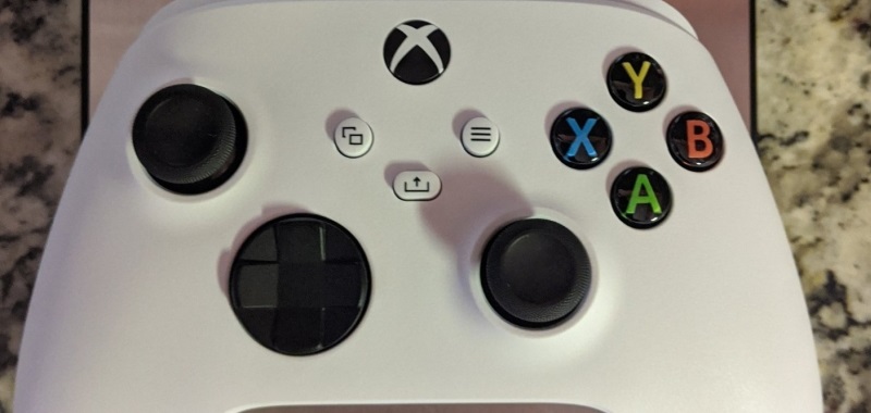 Xbox Series X trafi do graczy w pakiecie z cięższym kontrolerem. Pad zbiera pochwały