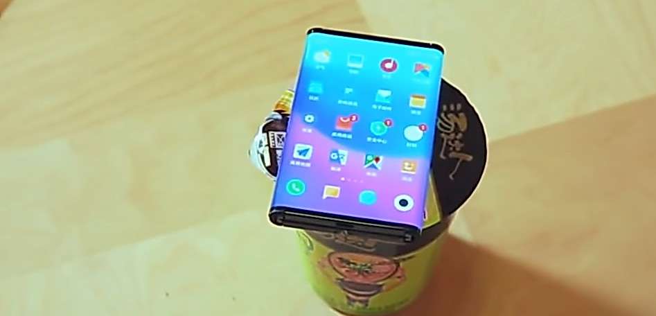 Xiaomi Mi Fold na filmiku. Mechanizm z dwoma zagięciami okaże się lepszy od Samsunga Fold?