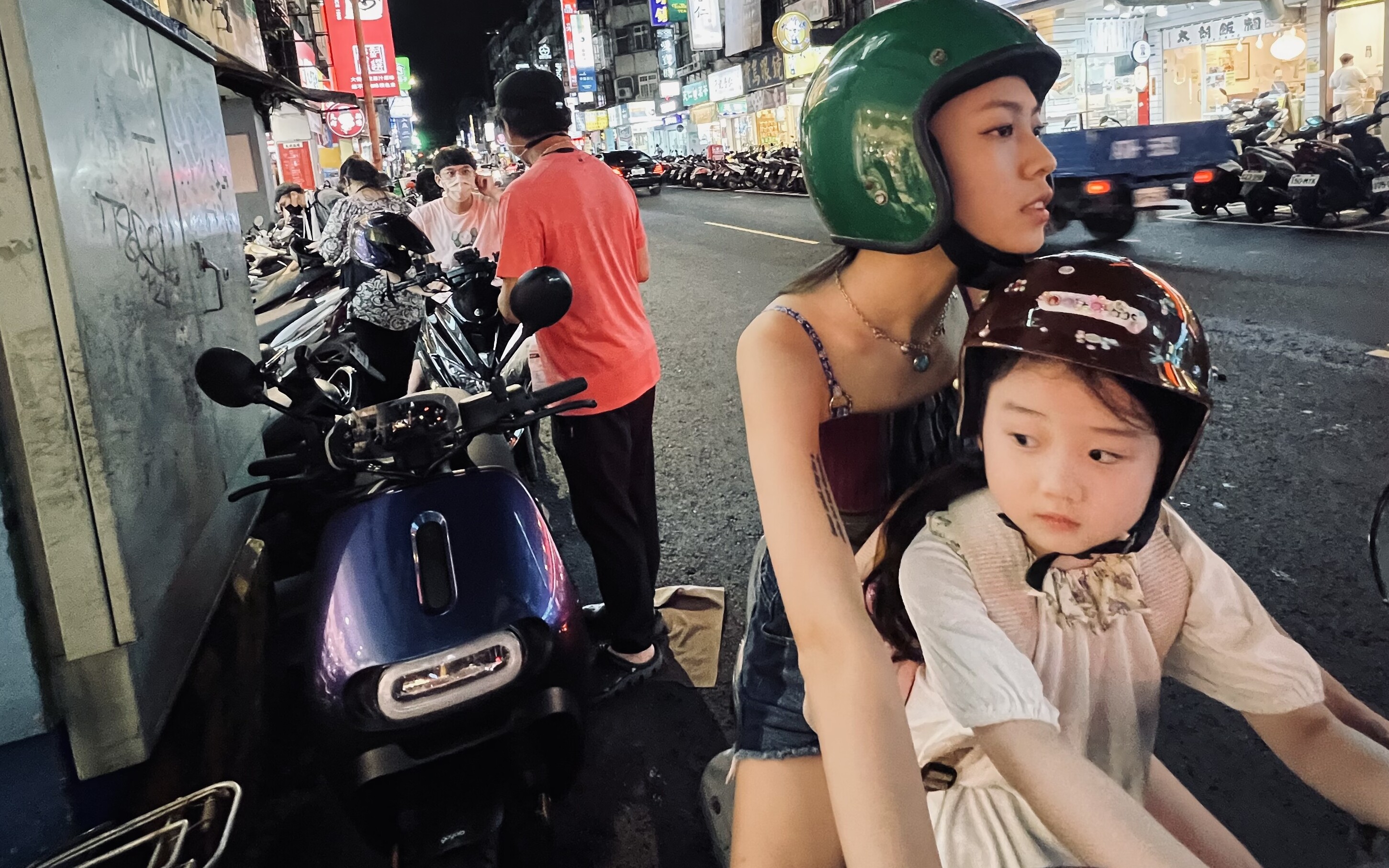 Left-handed girl. To była ręka... Diabła (2025) - recenzja filmu [So FILMS]. Nocne życie rodzinne