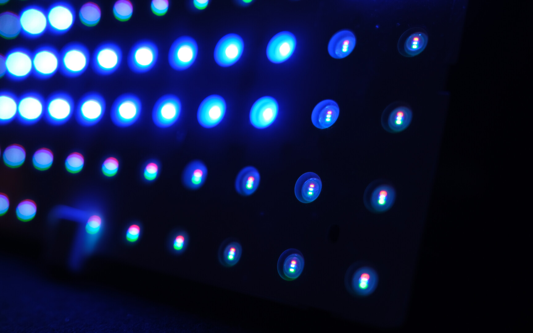 Nadchodzi pogromca OLED-ów? HKC prezentuje pierwszy na świecie monitor RGB Mini LED, który zmienia zasady gry