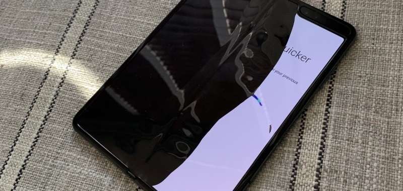 Samsung Galaxy Fold może mieć spory problem z wyświetlaczem. Dziennikarze psują urządzenie