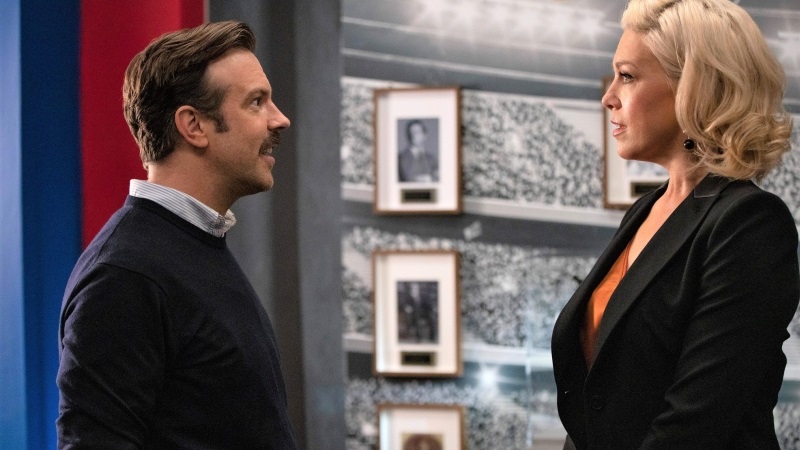 Ted Lasso (2020) – recenzja 1. sezonu serialu [Apple TV+]. Niespodziewany promień słońca