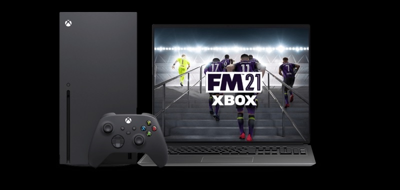 Football Manager 2021 w reklamie konsolowego wydania. Wydawca zachwala sterowanie poprzez kontroler Xbox