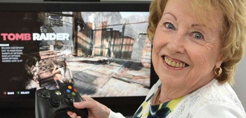 Babcia nie tylko gra w Tomb Raider, ale również przebiera się za Larę Croft