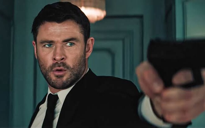 Crime 101 (2026) - recenzja filmu [UIP]. Modernistyczni policjanci i złodzieje