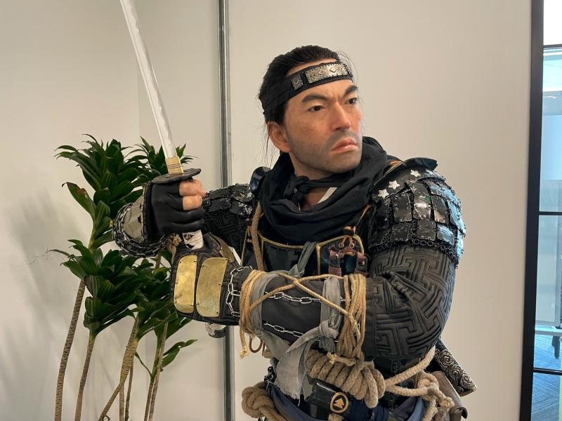 PlayStation świętuje premierę Ghost of Tsushima Director's Cut. Twórcy otrzymali niezwykłą statuetkę Jina