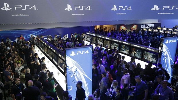 Imprezy, cosplayerzy, tryskający szampan - Sony odsłoniło japońską reklamę PlayStation 4
