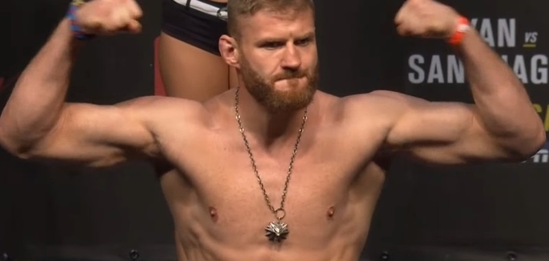 Jan Błachowicz i Wiedźmin. Mistrz UFC zaprezentował medalion Szkoły Wilka na ważeniu
