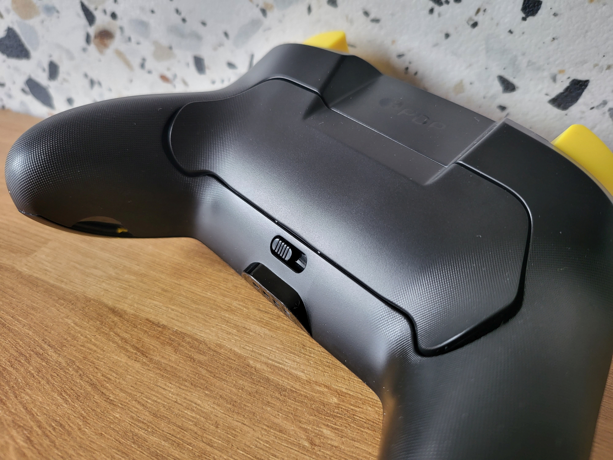 PDP Rematch Glow Wireless Controller Super Star - przyciski dodatkowe
