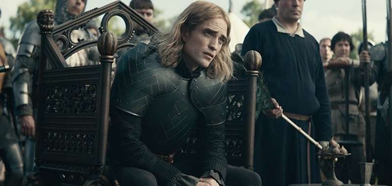 Król na pełnym zwiastunie. Timothée Chalamet i Robert Pattinson w filmie platformy Netflix