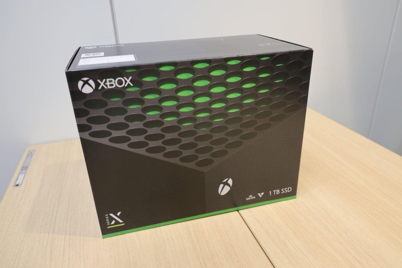 Xbox Series X na dokładnych zdjęciach sklepowej wersji. Sprawdźcie zawartość opakowania