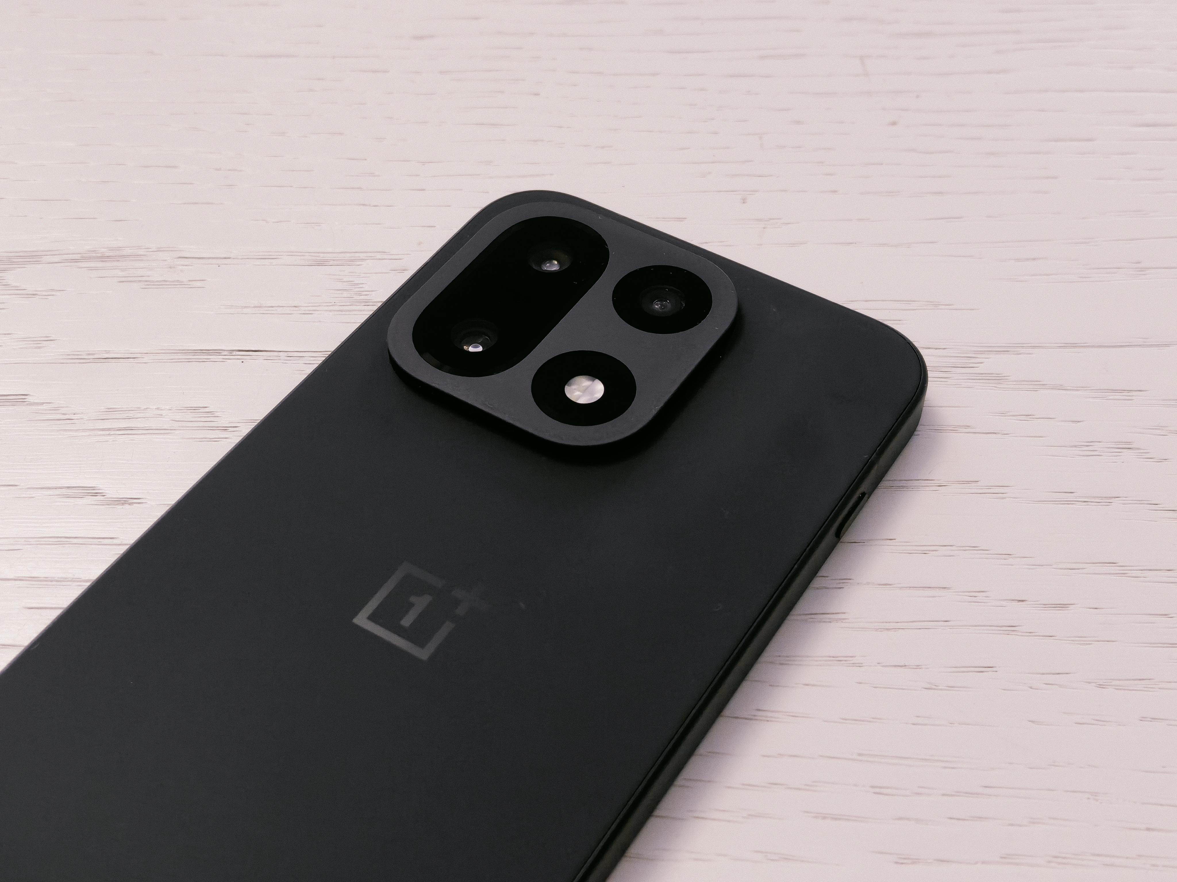 Czarny wariant OnePlus 15