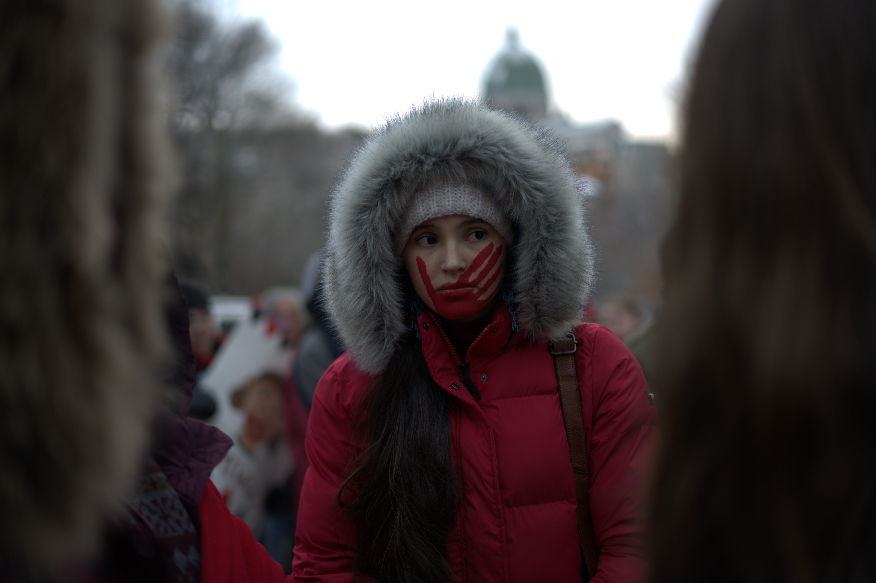 Three Pines (2022) – recenzja serialu [HBO Max]. Dziewczyna z indiańskiej społeczności