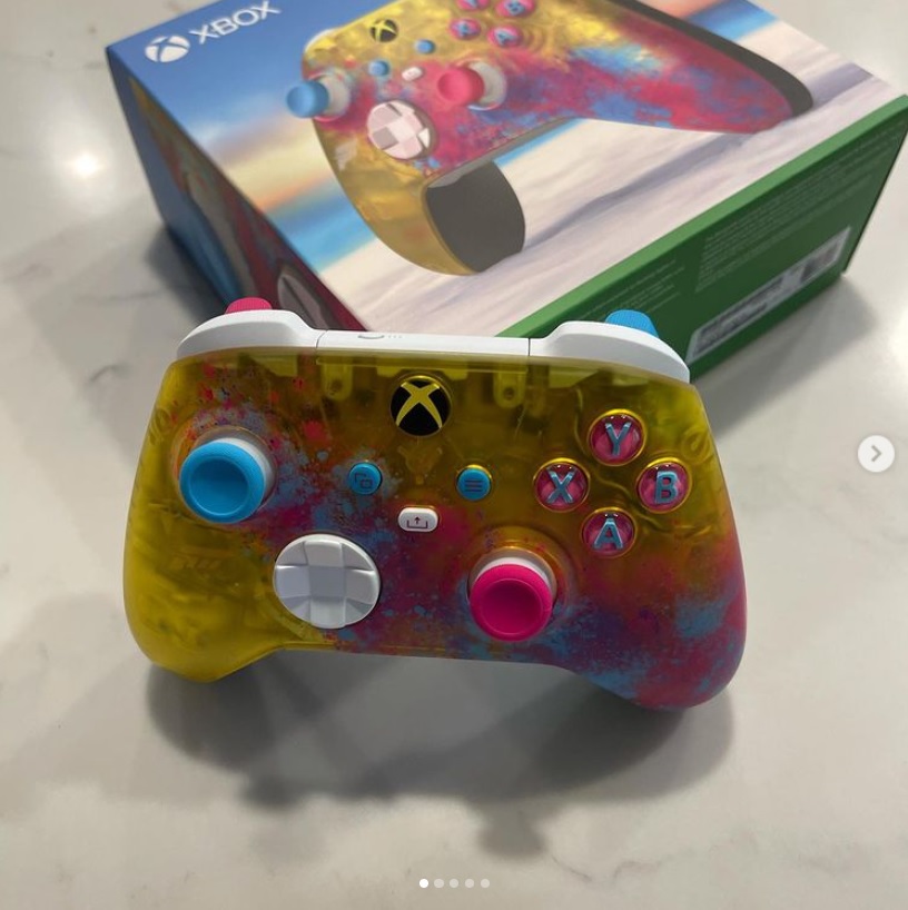 Kontroler Forza Horizon 5 na zdjęciach. Pad spotyka się z mieszanym odbiorem