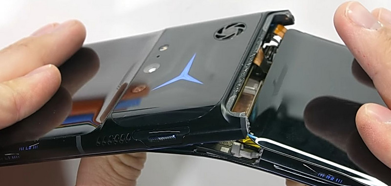 Gamingowe smartfony pękają po zgięciu w dłoniach. Test wytrzymałości Lenovo Legion Duel 2 i Asus ROG Phone 5