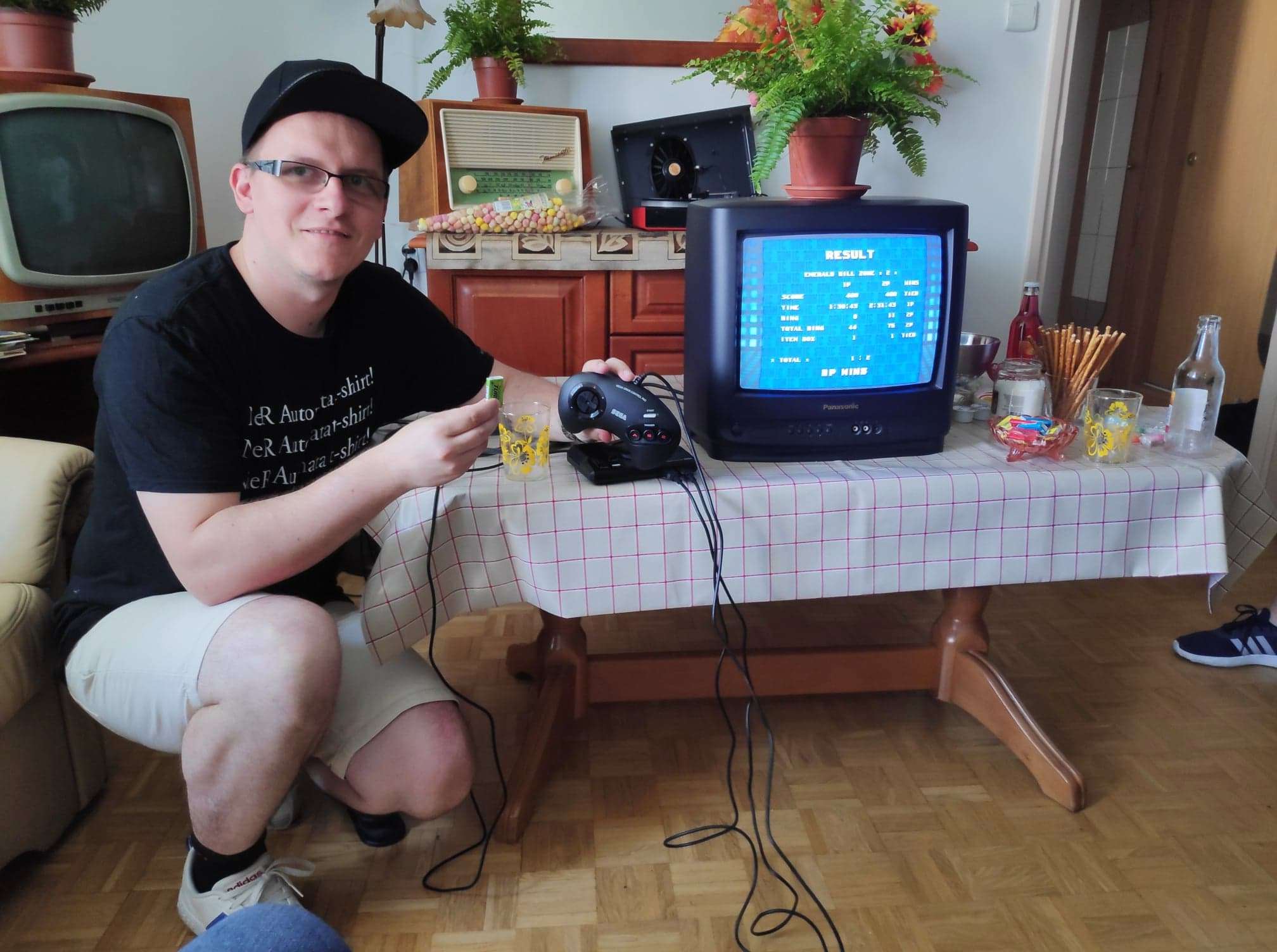 SEGA Mega Drive Mini - testowaliśmy sprzęt w.... mieszkaniu komunalnym z meblościanką