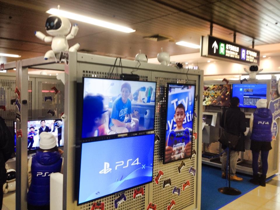 W Japonii ruszyła promocja PlayStation 4 na... stacjach kolejowych!