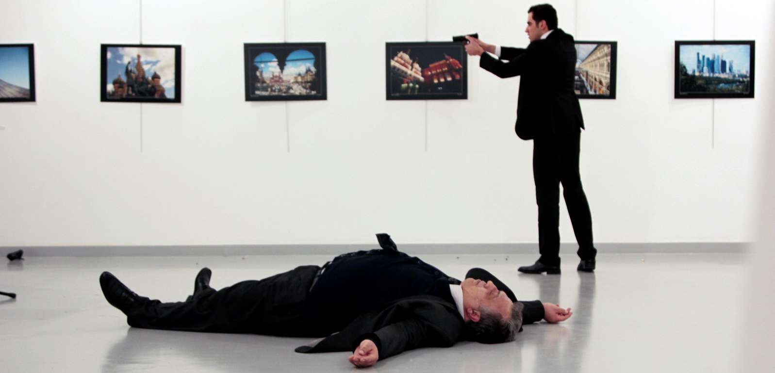 Batman: The Enemy Within. Zdjęcie zamordowanego rosyjskiego ambasadora wykorzystane w grze