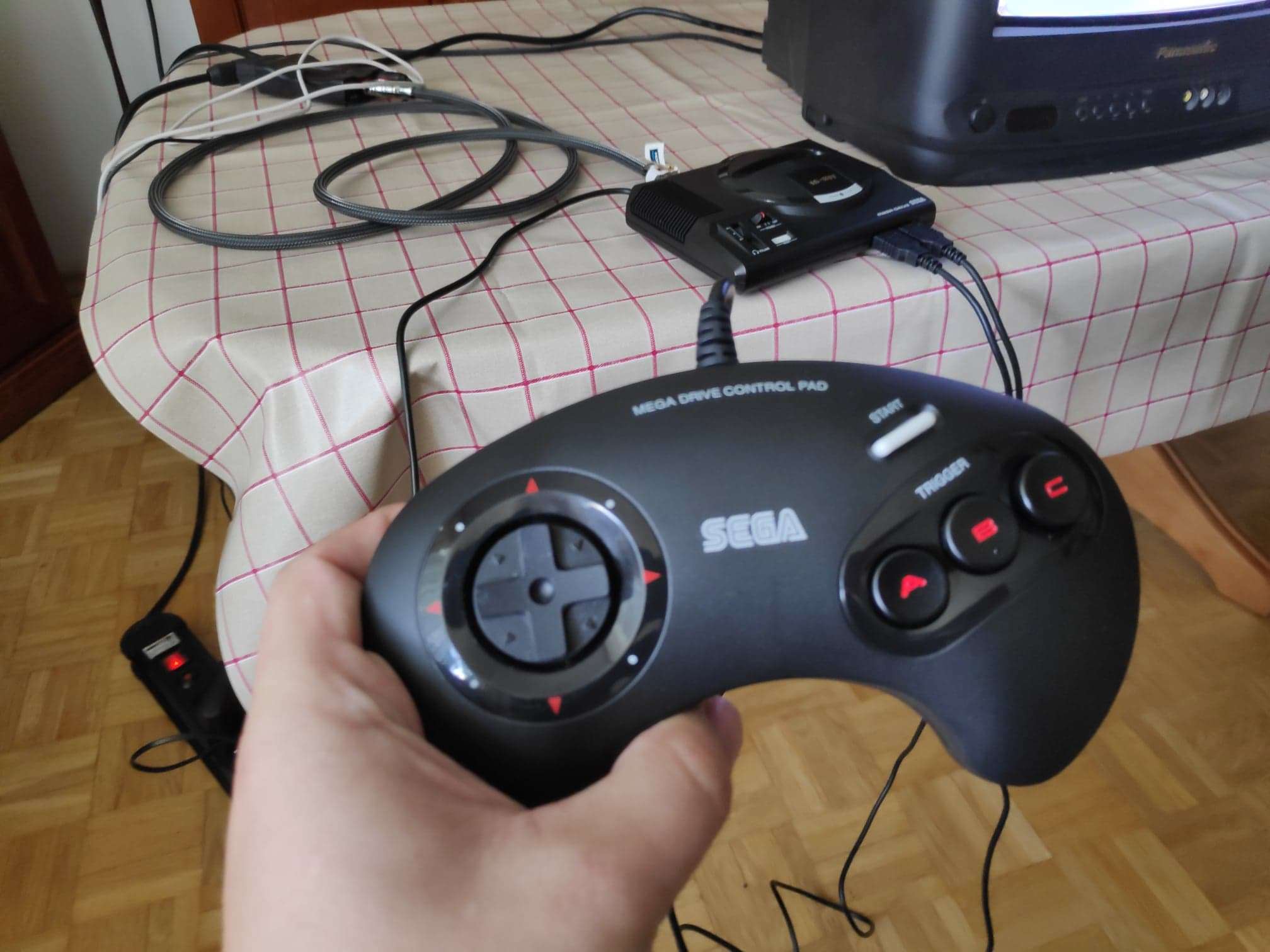 SEGA Mega Drive Mini - testowaliśmy sprzęt w.... mieszkaniu komunalnym z meblościanką