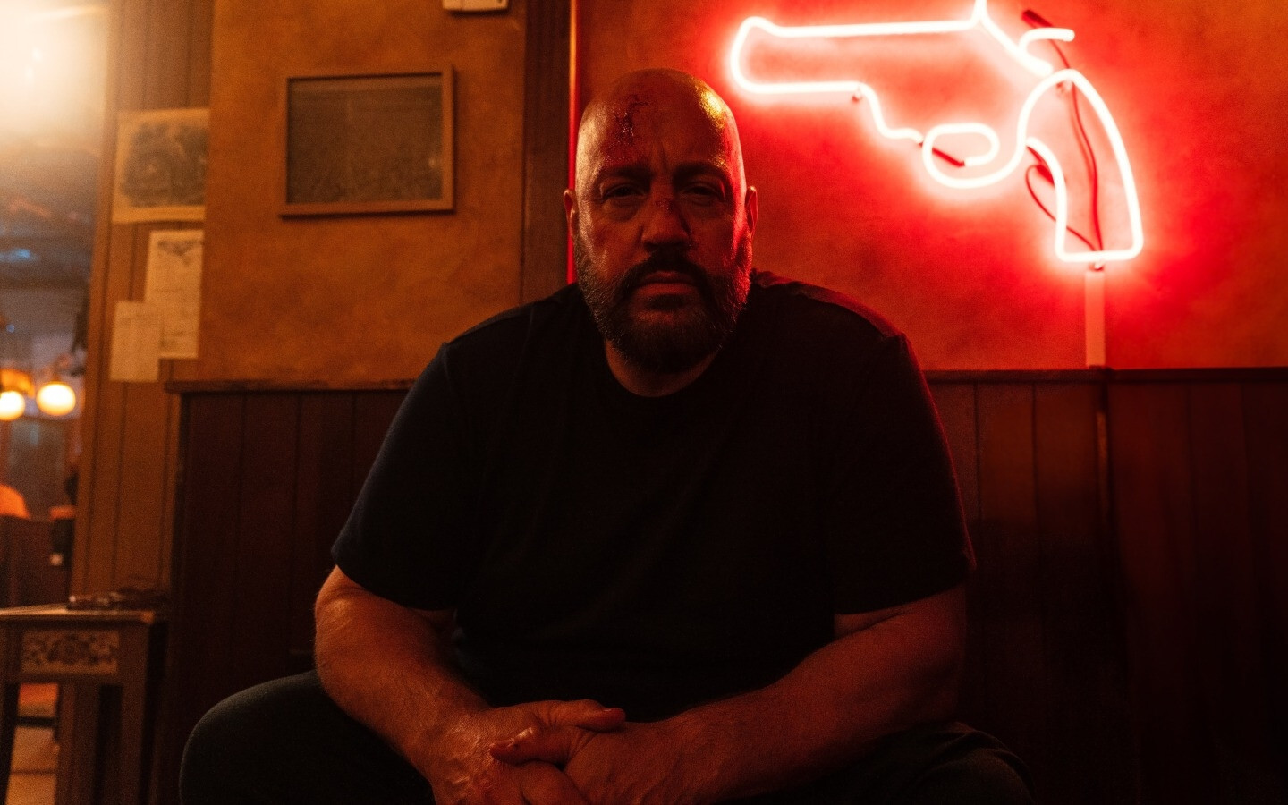 Guns up (2025) - recenzja filmu [Kino Świat]. John Wack