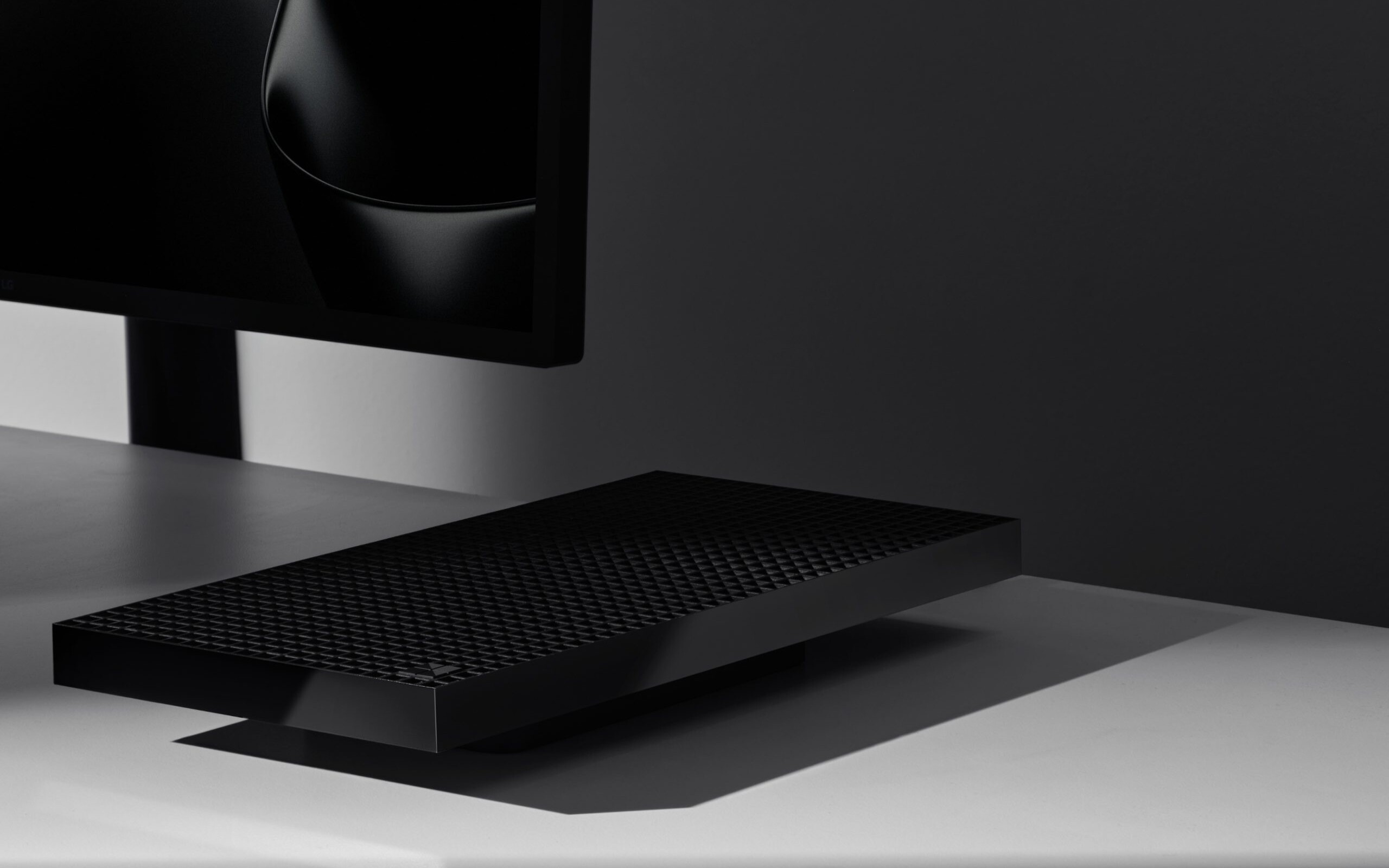 Microsoft prezentuje pasywnie chłodzoną stację roboczą Surface RTX Spark Dev Box z absurdalną ilością pamięci