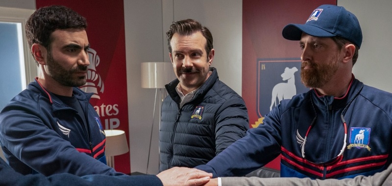 Ted Lasso (2021) – recenzja 2. sezonu serialu [Apple TV+]. Czy drużyna powróci w drugiej rundzie?