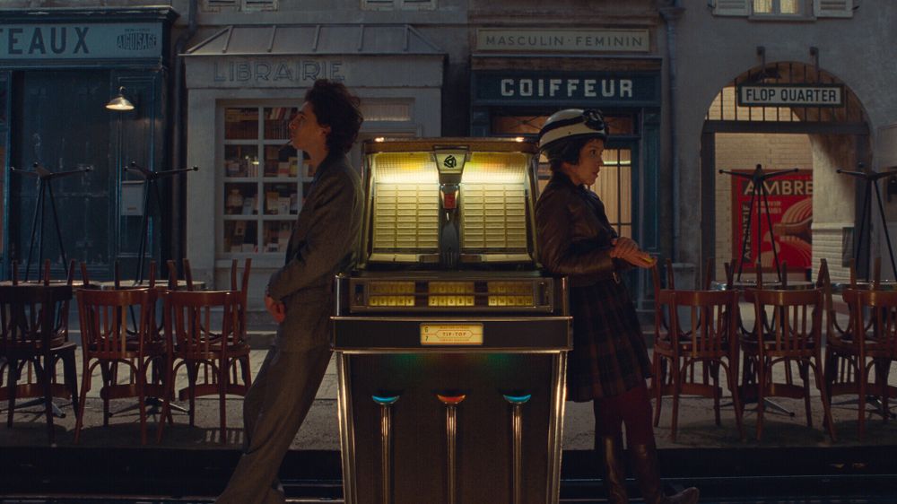 Kurier francuski z Liberty, Kansas Evening Sun (2021) - recenzja filmu [Disney]. Tytuł do korekty