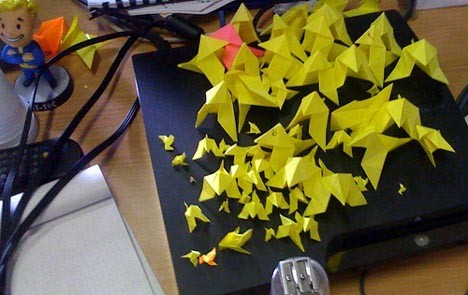 Instalka uczy układać origami