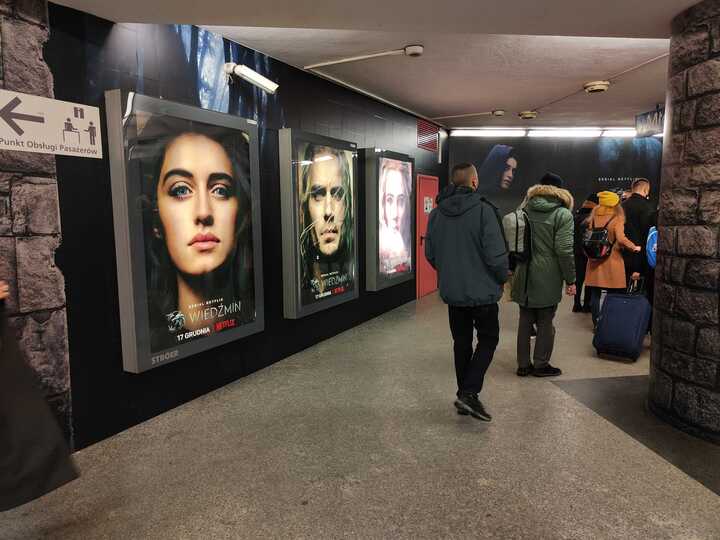 Warszawa gotowa na premierę Wiedźmina. Geralt, Ciri i Yennefer w metrze
