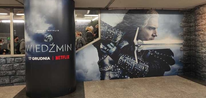 Warszawa gotowa na premierę Wiedźmina. Geralt, Ciri i Yennefer w metrze