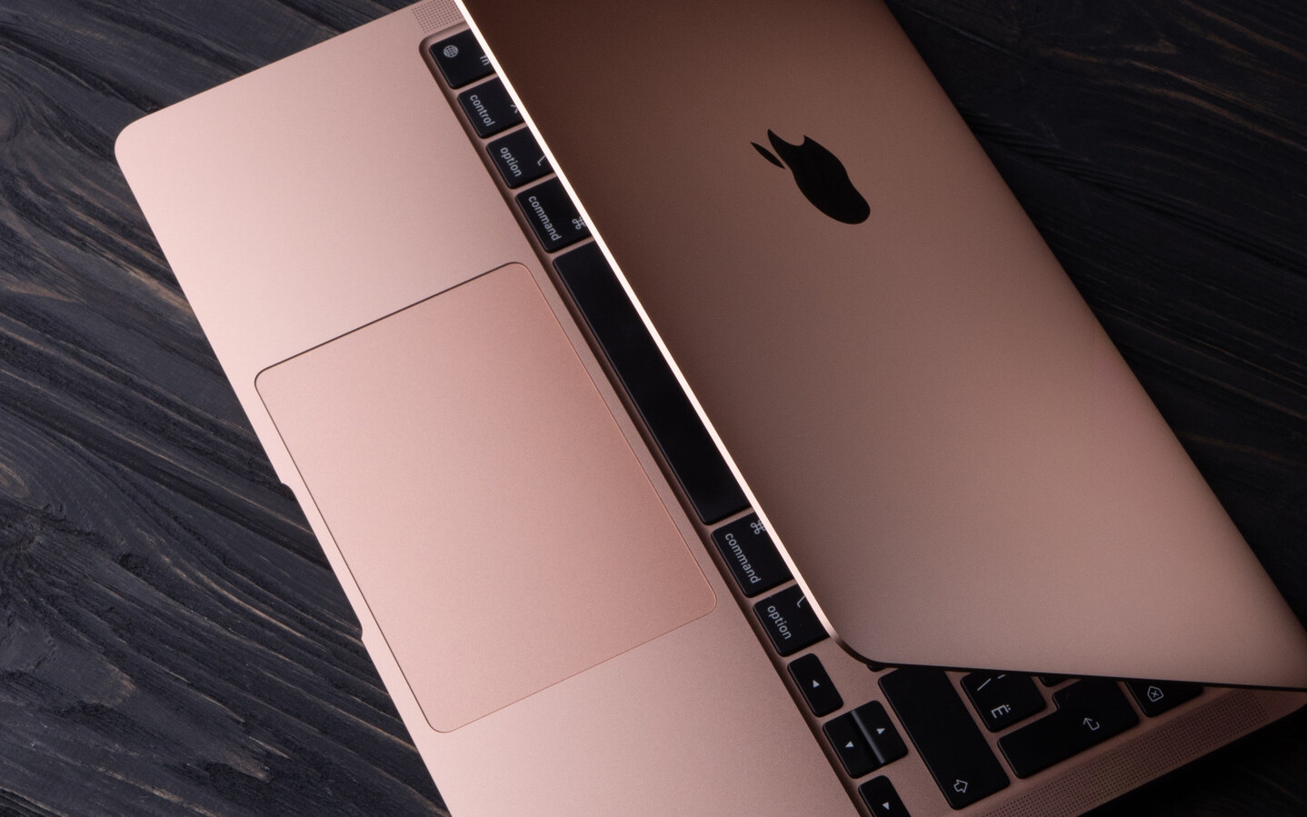 Magazyny Apple świecą pustkami. Marcowa ofensywa sprzętowa z nowym, tanim MacBookiem na czele