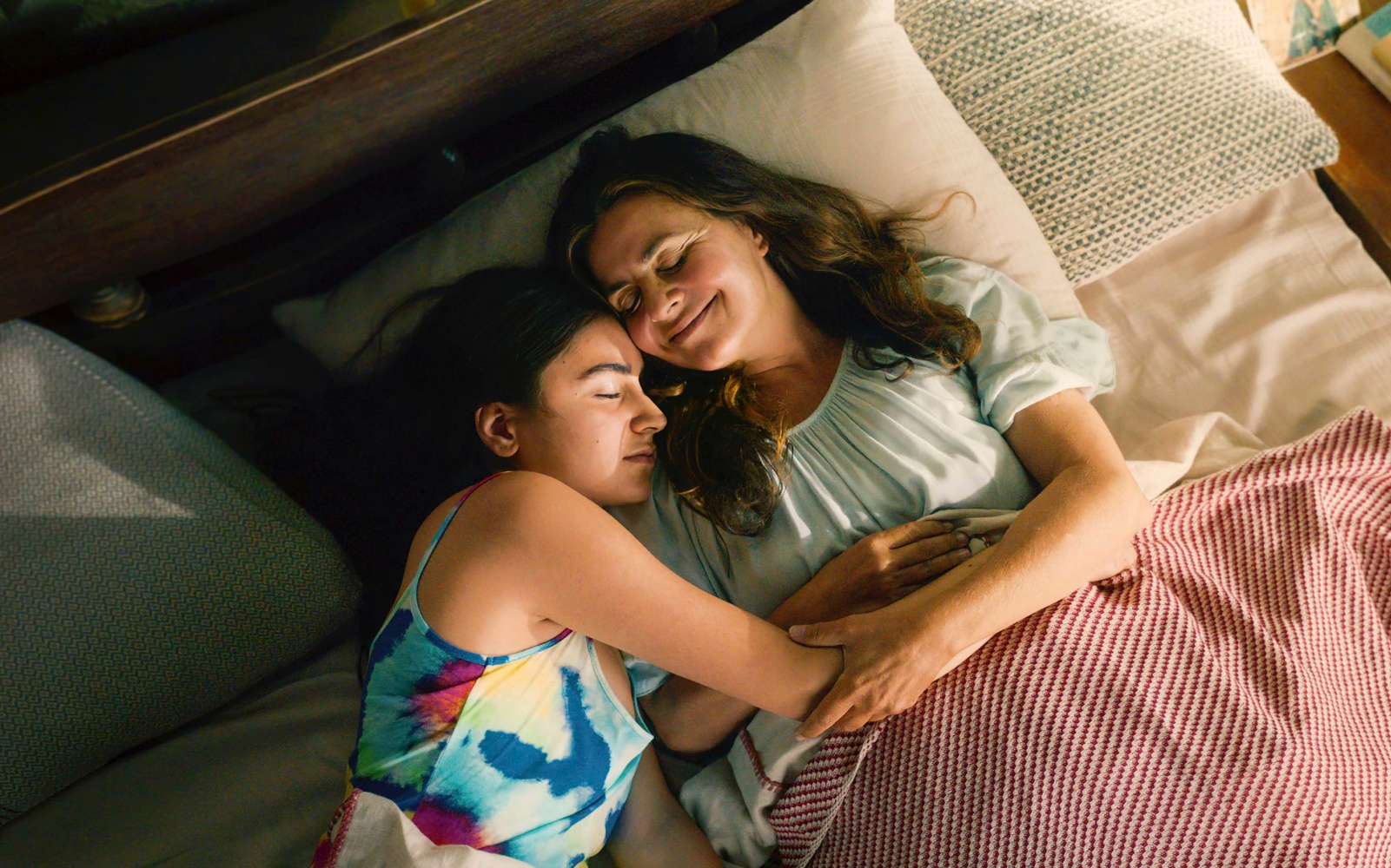 Gdzieś daleko (2023) – recenzja i opinia o filmie [Netflix]. Zeynep z córką