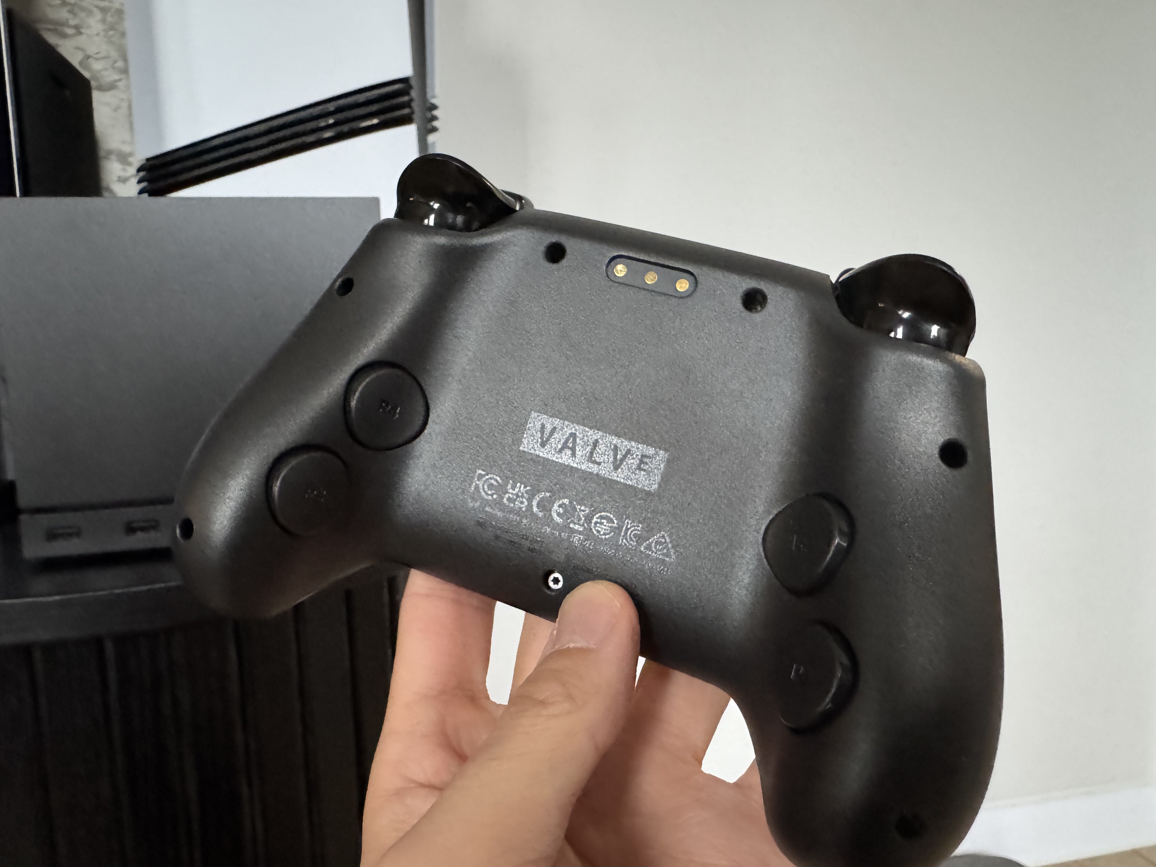 Steam Controller z tyłu