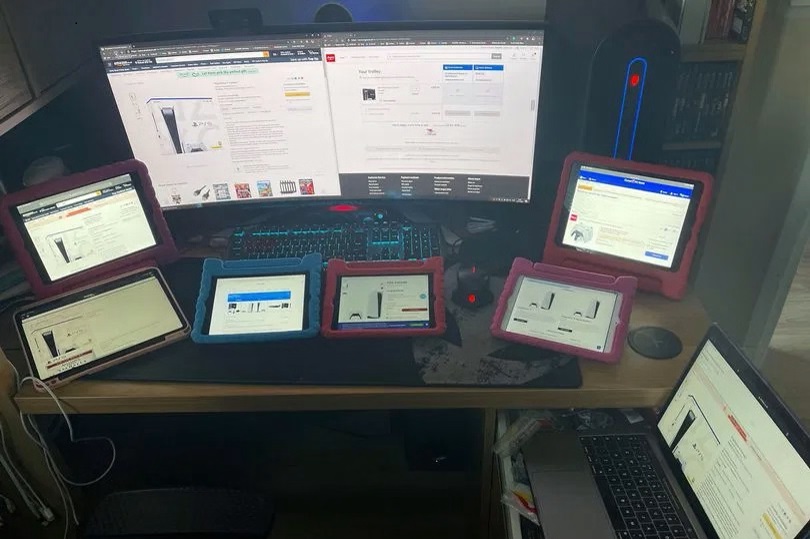 PS5 za wszelką cenę. Ojciec przez 13 godzin chciał kupić PlayStation 5 i użył do tego 8 urządzeń