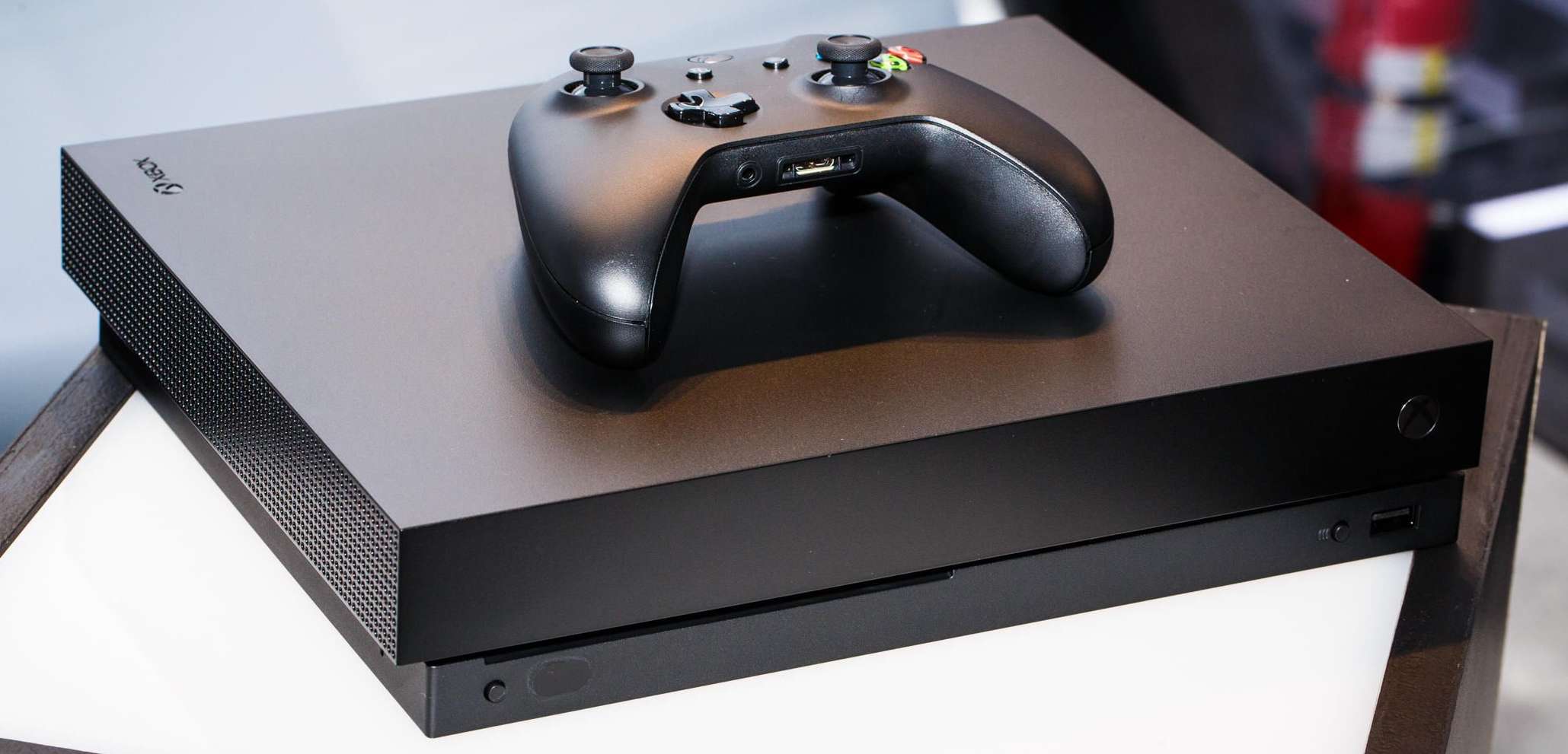 Xbox One X oceniony w recenzjach. Temperatura pracy, zużycie prądu, tempo loadingów