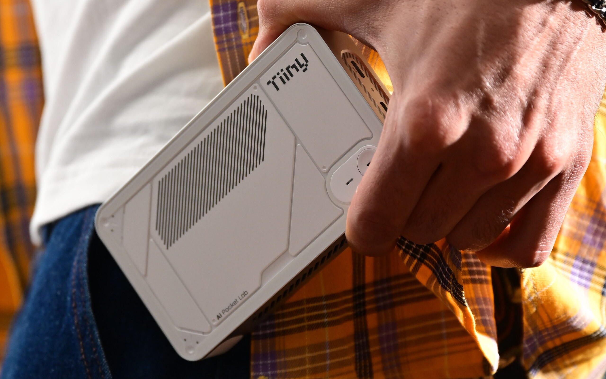 Najmniejszy superkomputer świata mieści się w dłoni. Tiiny AI Pocket Lab zawstydza potężne stacje robocze