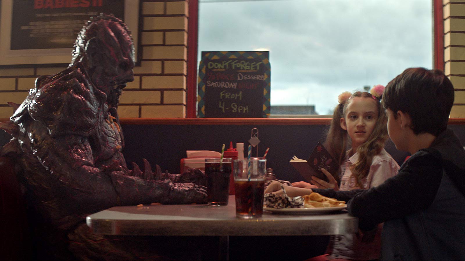 Psycho Goreman (2021) - recenzja filmu (Velvet Spoon). Soczyste gore, łupieżca z kosmosu i dzieci!