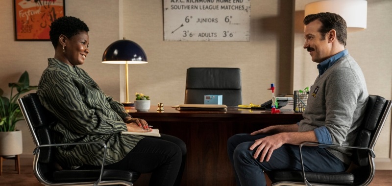 Ted Lasso (2021) – recenzja 2. sezonu serialu [Apple TV+]. Czy drużyna powróci w drugiej rundzie?