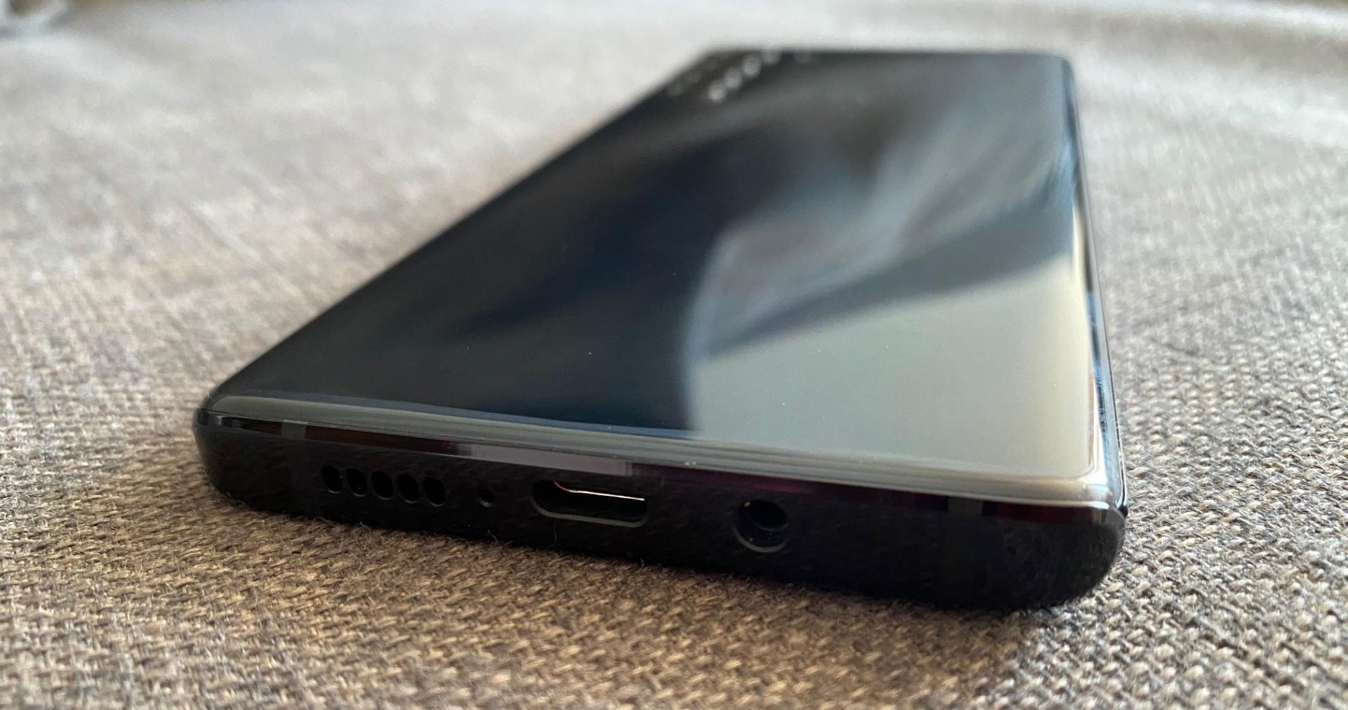 Motorola Edge – test smartfona. Urzeka designem, wygląda jak flagowiec, ale…