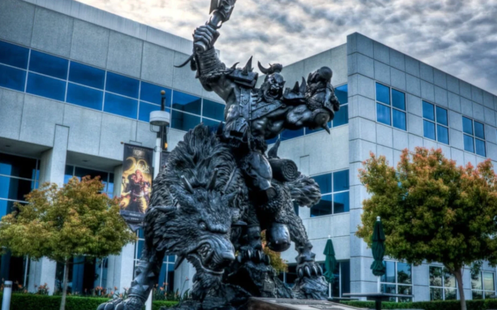 Blizzard statua Orka z World of Warcraft przed biurem