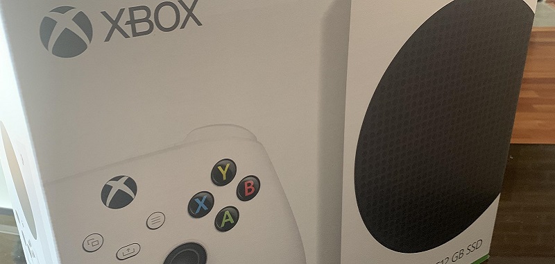 Xbox Series S w rękach gracza. Konsole Microsoftu trafiają wcześniej do odbiorców