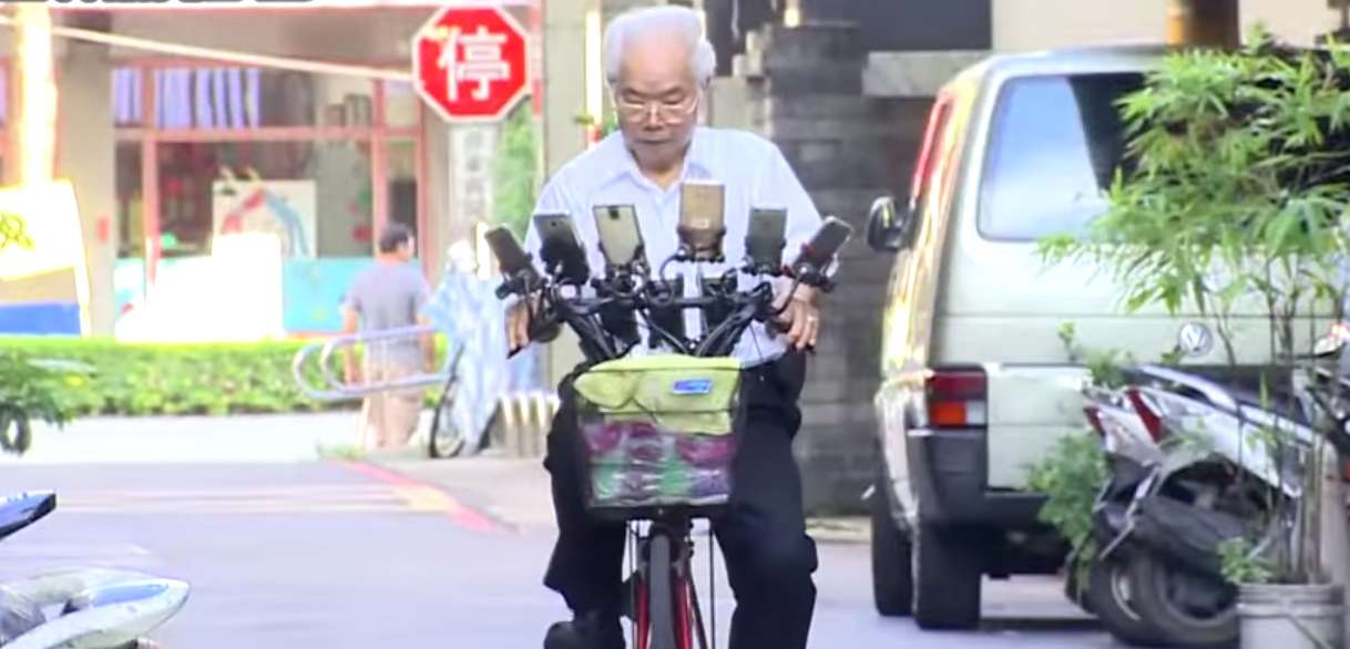 Pokemon GO. 9 smartfonów i rower. Senior z Tajwanu pokazuje pasję do gry Niantic