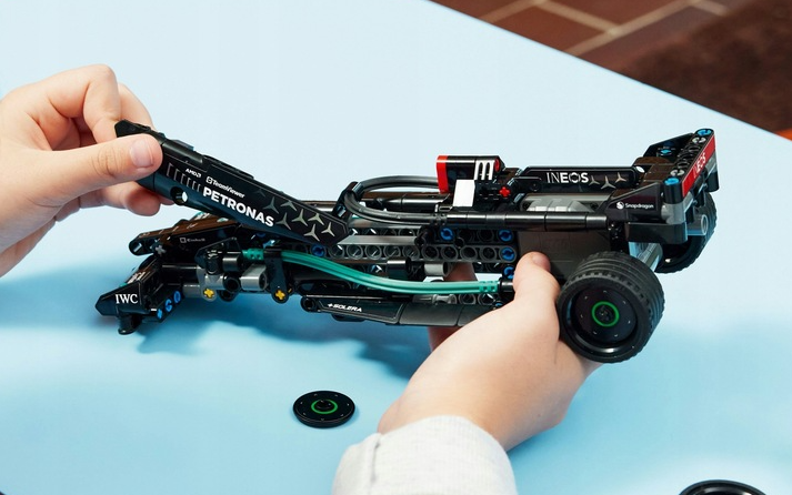 Wyśmienita okazja na klocki LEGO Technic Mercedes-AMG F1 W14 - za 73 zł zamiast 120 zł