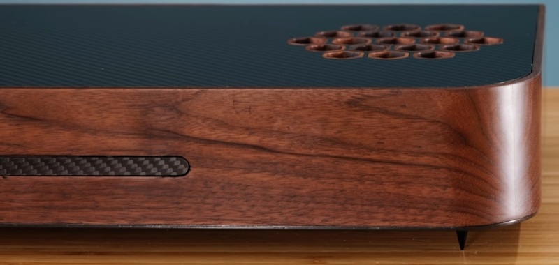 PS5 w drewnianej obudowie. Gracz przygotował „dyskretną” wersję PlayStation 5