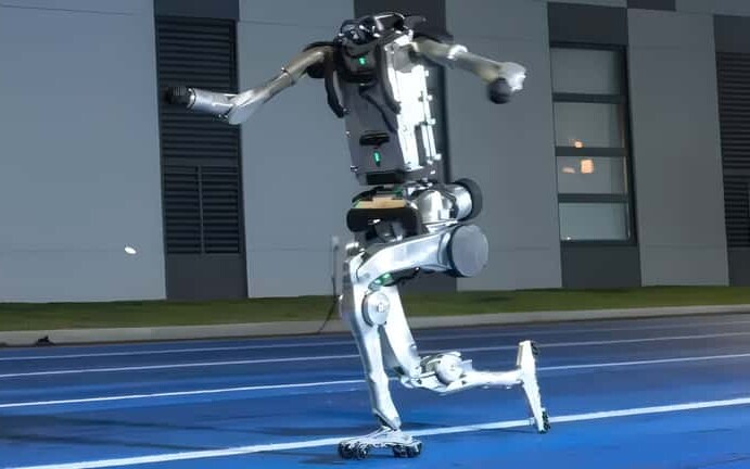 Chiński robot „Superman” szybszy od Usaina Bolta! Test zakończył się widowiskową kraksą