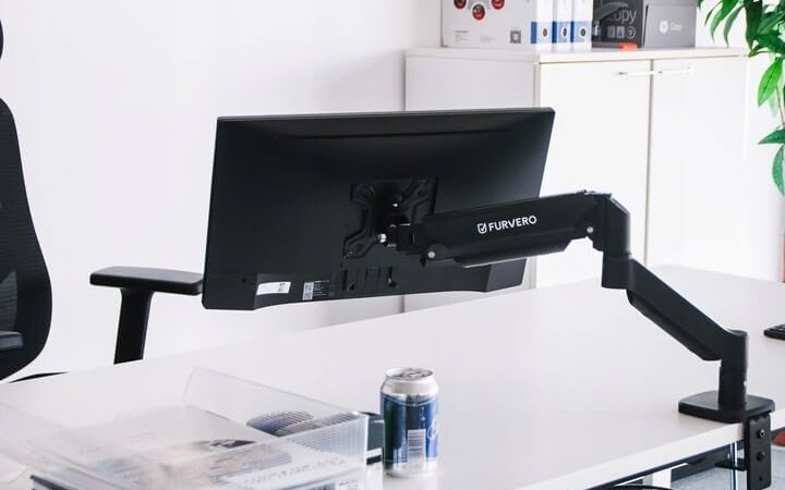 Bestseller od kilku dni. Ucjwyt na monitor na sprężynie gazowej za 59 zł